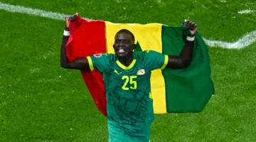 بعد ترويض حكيمي.. احتفال مثير من مدافع السنغال يشعل قمة أسود الأطلس ٢٠٢٦